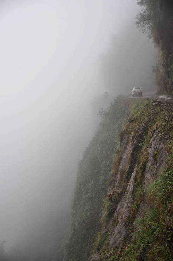Em meio à forte neblina e muitos precipícios, a Fiona percorre a famosa e temida Carretera de la Muerte, estrada que desce os Andes em direção à Coroico, na Bolívia